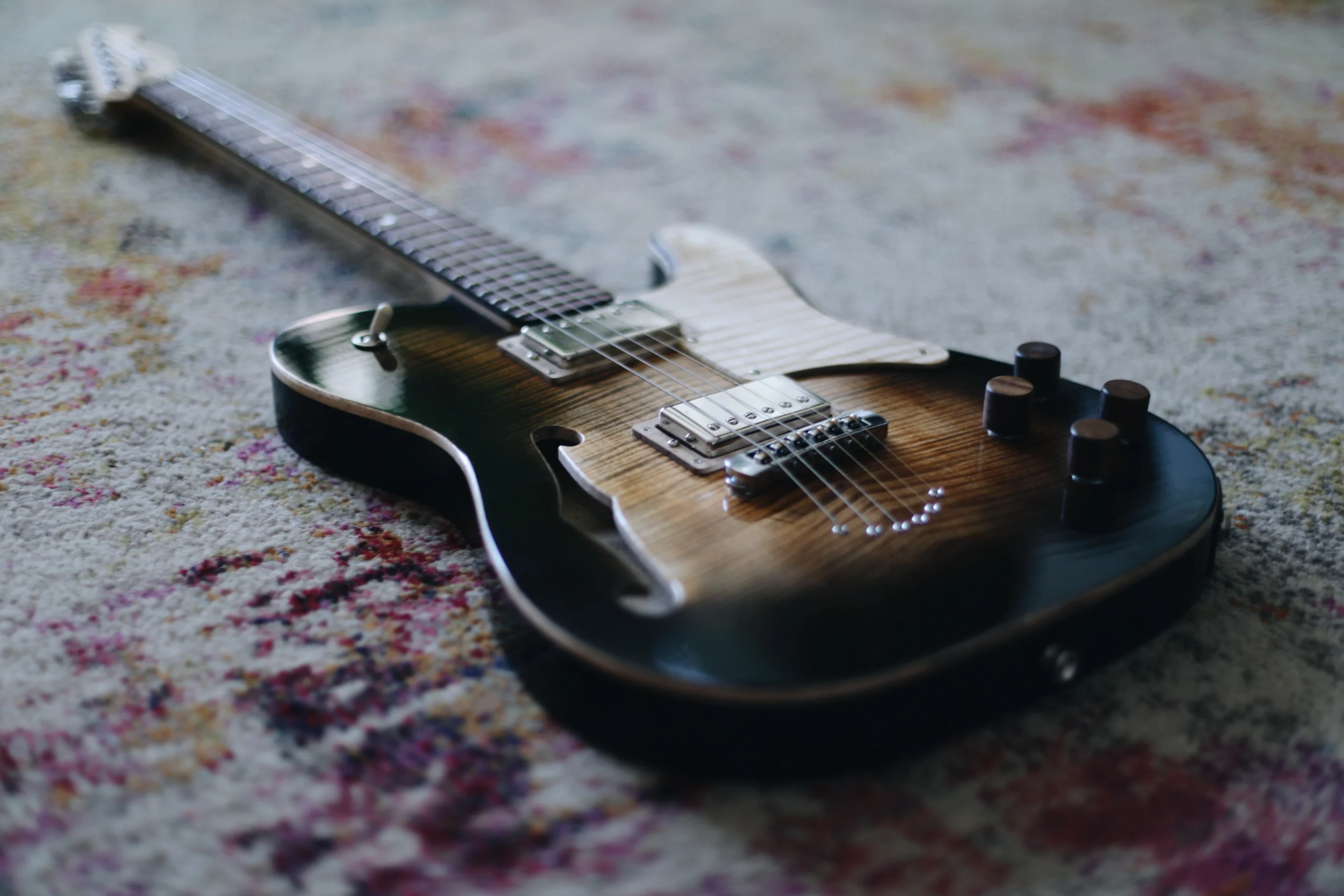 Clarus AS | Tobacco Burst — detail